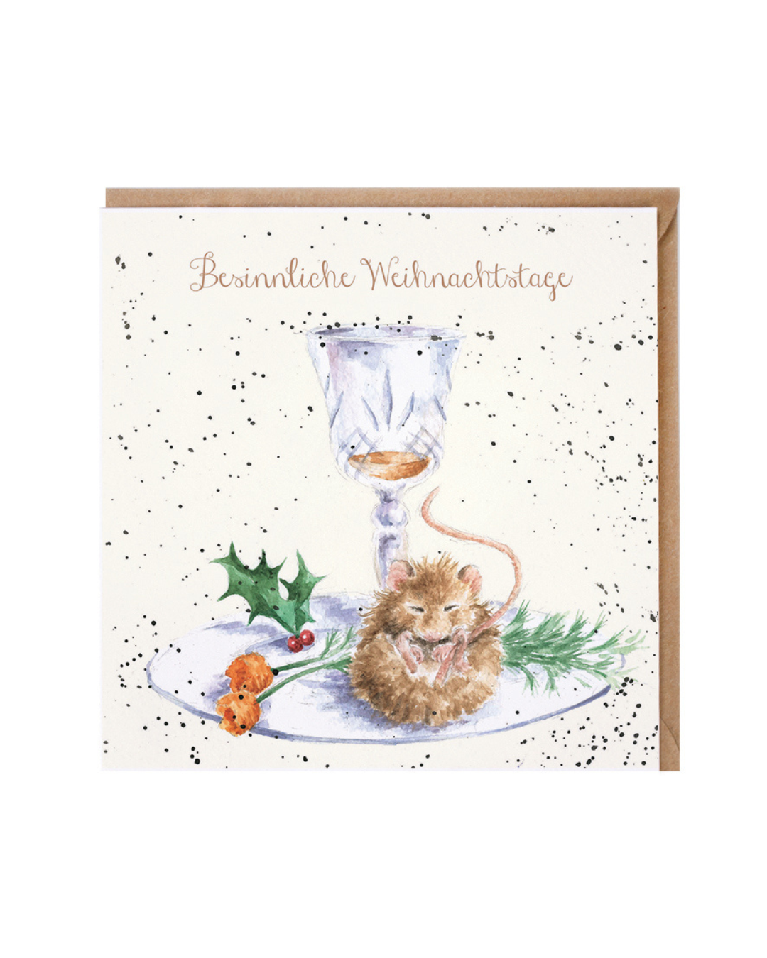 Die Doppelkarte Santas Little Helper von Wrendale Designs zeigt eine detailreich gezeichnete Maus, die es sich nach dem Verzehr von zwei Möhren auf einem Teller bequem gemacht hat. Mit geschlossenen Augen und in eingerollter Körperhaltung vermittelt die Illustration von Hannah Dale Geborgenheit und wohlige Gemütlichkeit. Der zarte Schriftzug "Besinnliche Weihnachtstage" steht in der oberen Bildmitte.