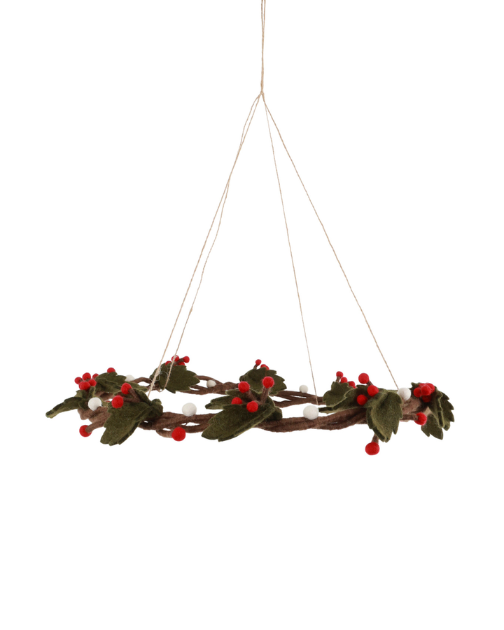 Weihnachtlicher Filzkranz "Holly" hängend von Gry & Sif