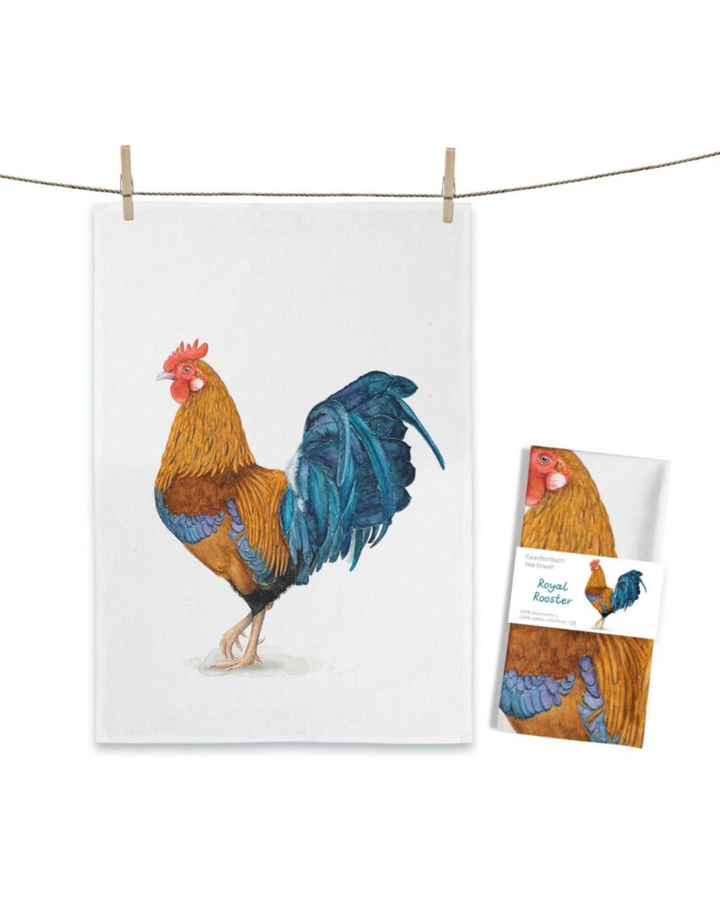 Hahn Geschirrtuch Royal Rooster von Maluu mit farbig illustriertem Hahn auf hellem Tuch an einer Leine befestigt