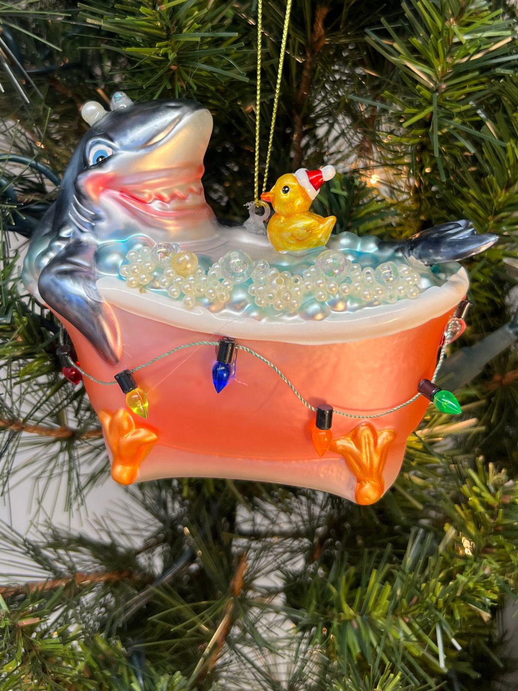 Hai in Badewanne als Weihnachtsbaumschmuck von Goodwill.