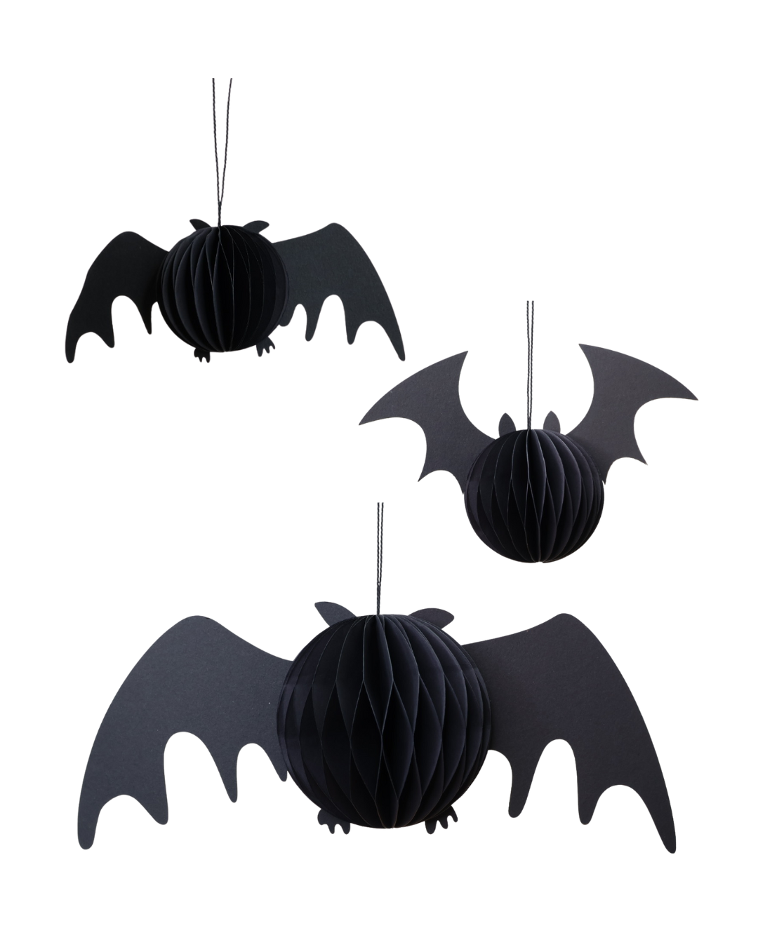 Drei Halloween Deko-Fledermäusen in Honigwaben-Optik aus schwarzem Papier vor weißem Hintergrund.