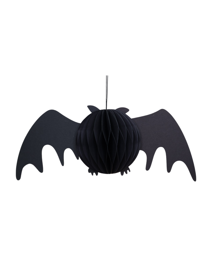 Halloween Deko-Fledermaus groß aus schwarzem Papier in Honigwaben-Optik zum Hängen vor weißem Hintergrund.