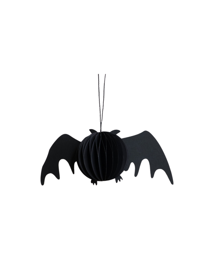 Halloween Deko-Fledermaus klein aus schwarzem Papier in Honigwaben-Optik zum Hängen mit niedrigen Flügeln.