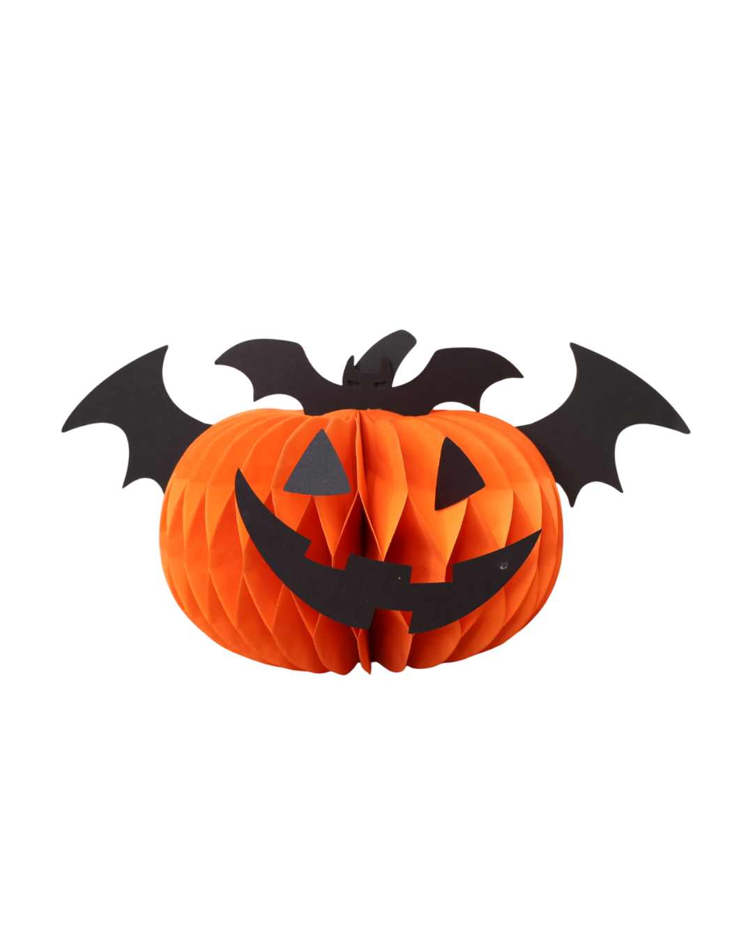 Halloween Deko-Kürbis aus orangefarbenem Papier in Honigwaben-Optik mit schwarzer Fledermausflügeln vor weißem Hintergrund.