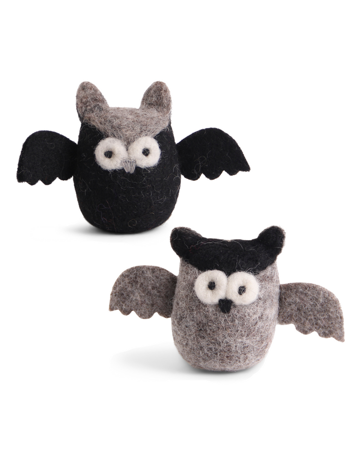 Zwei Halloween Filzanhänger von Gry & Sif – eine graue und eine schwarze Eule vor weißem Hintergrund.