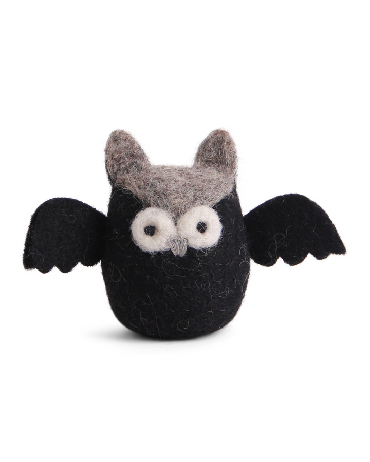 Schwarze Halloween Eule aus Filz mit Flügeln von Gry & Sif als Anhänger vor weißem Hintergrund.