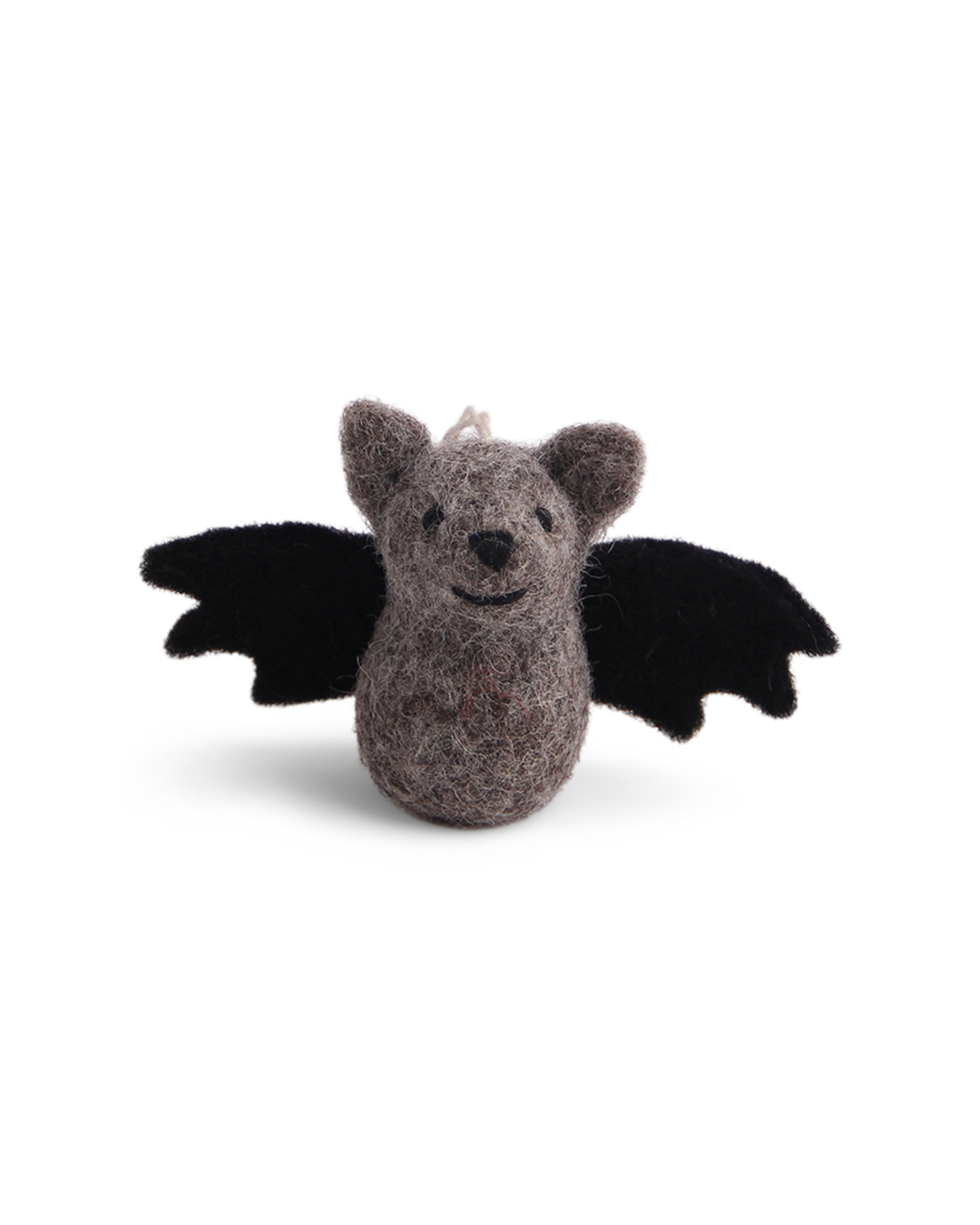 Handgefertigter Halloween Filzanhänger Fledermaus von Gry & Sif mit schwarzen Flügeln vor weißem Hintergrund.