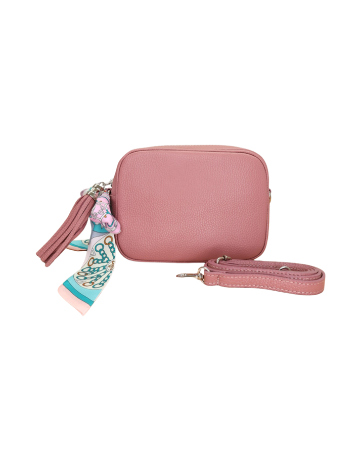 Altrosa Lederhandtasche „Isolde“ mit Bandana-Anhänger am Reißverschluss, von vorne fotografiert.