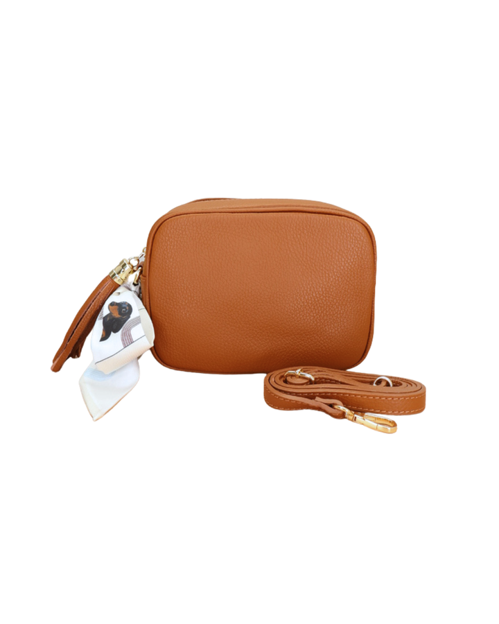 Schokolade Lederhandtasche „Isolde“ mit Bandana-Anhänger mit Dackelmotiv am Reißverschluss, von vorne fotografiert.