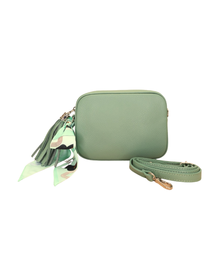 Grüne Seegras Lederhandtasche „Isolde“ mit grünem Bandana-Anhänger am Reißverschluss, von vorne fotografiert.