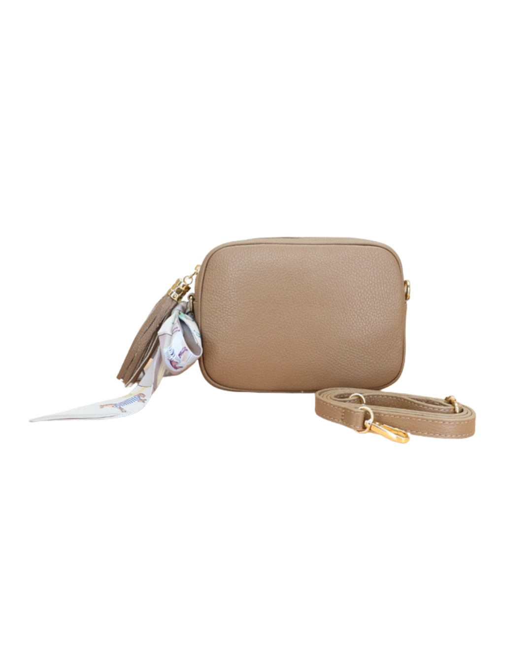 Taupe Lederhandtasche „Isolde“ mit Bandana-Anhänger am Reißverschluss, von vorne fotografiert.