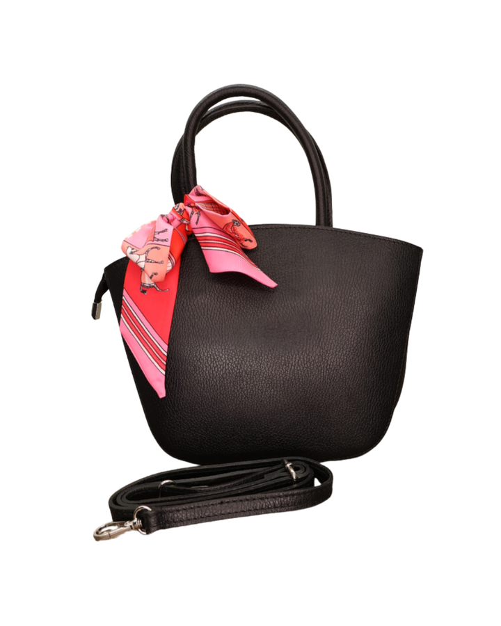 Schwarze Handtasche aus Leder Lotte vom Südstrand mit pinken Bandana vor weißen Hintergrund.