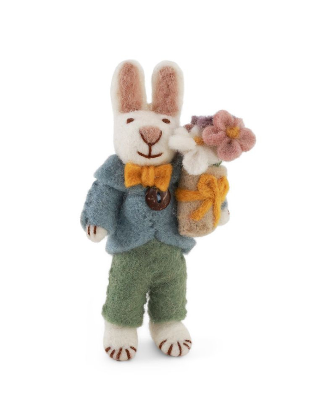 Hase mit Blumenstrauß als Filzanhänger von Gry & Sif, freigestellt, mit blauer Jacke, Schleife und gebundenem Blumenbouquet.
