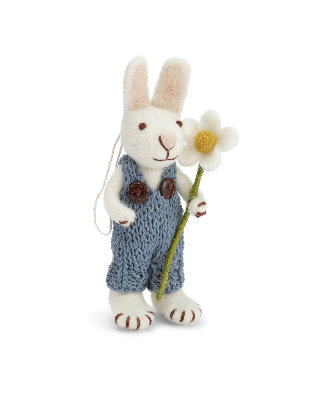 Hase mit weißer Blume als Filzanhänger von Gry & Sif, freigestellt vor hellem Hintergrund, handgefilzt mit gestrickter Kleidung.