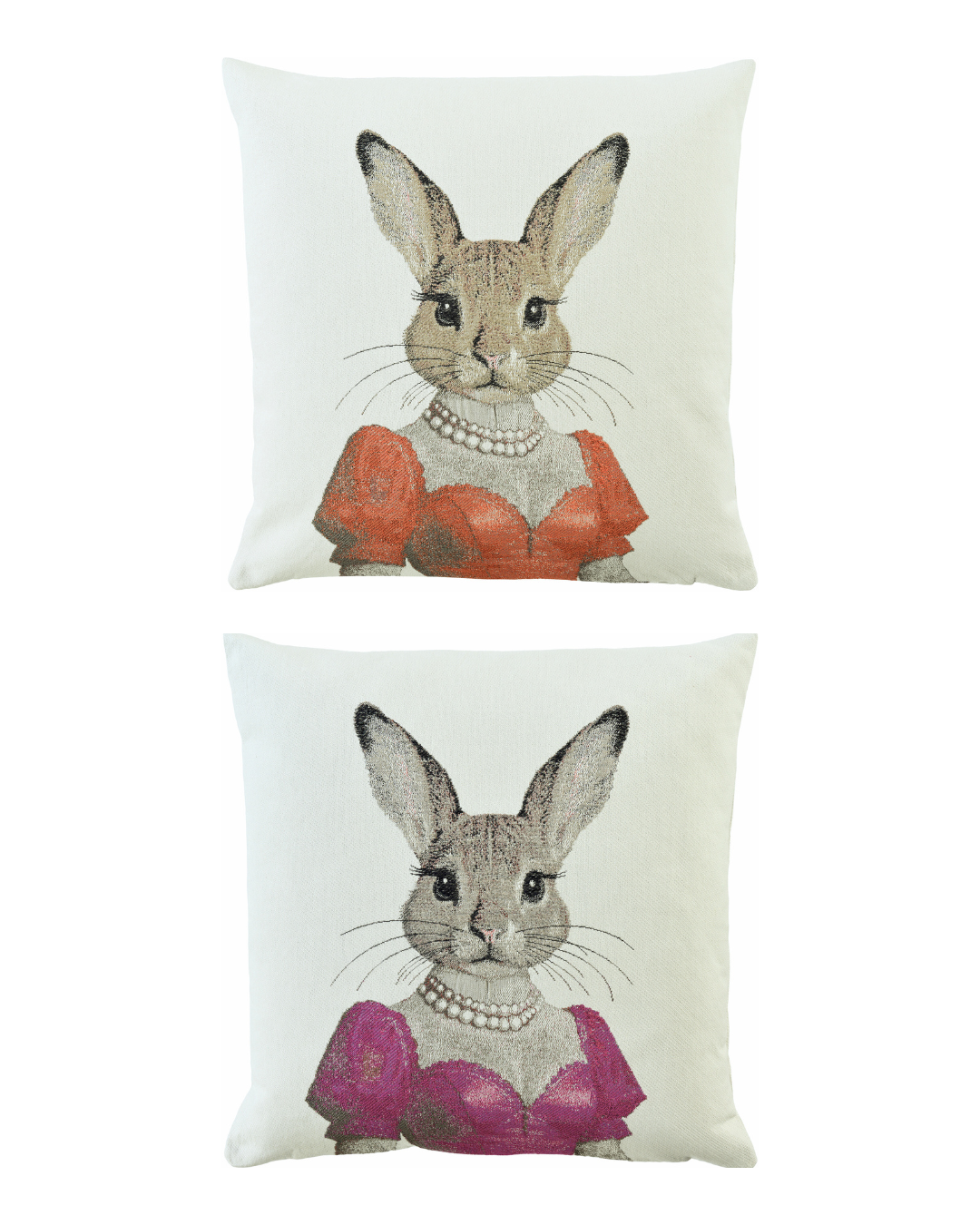 Hasen Kissenbezug „Lolly“ von Sander mit Hasenmotiv, Perlenkette und Kleid, gezeigt in den Farbvarianten Orange und Pink auf hellem Hintergrund.