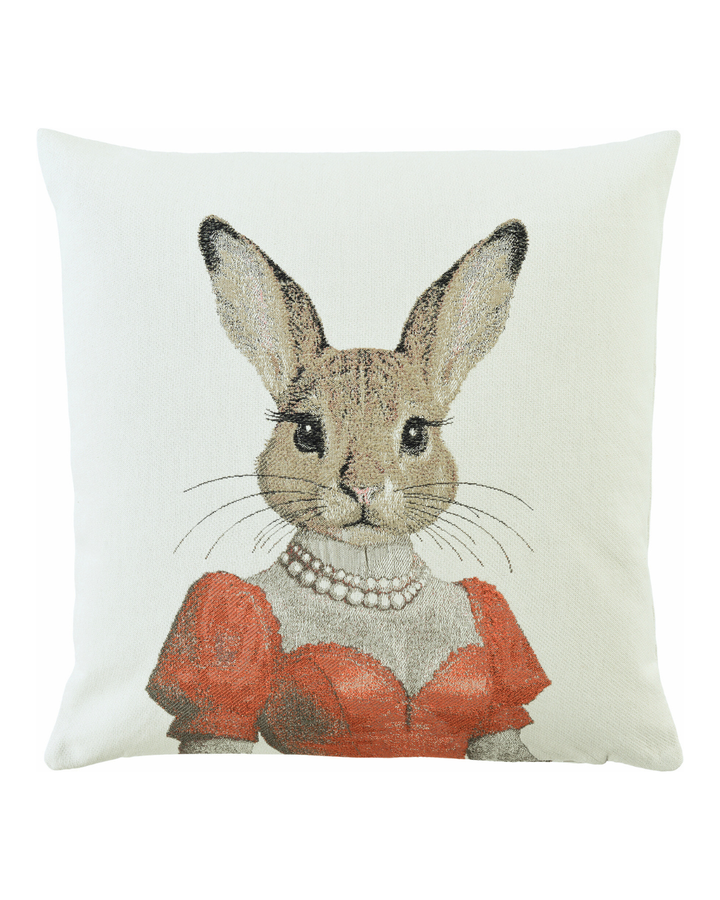 Hasen Kissenbezug „Lolly“ von Sander mit gewebtem Hasenmotiv im orangefarbenen Kleid und Perlenkette auf hellem Stoff.