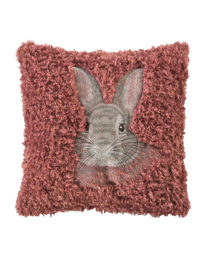 Hasen Kissenbezug „Pero“ von Sander in Dusty Rose mit flauschiger Struktur und eingewebtem Hasenmotiv, frontal freigestellt vor weißem Hintergrund.