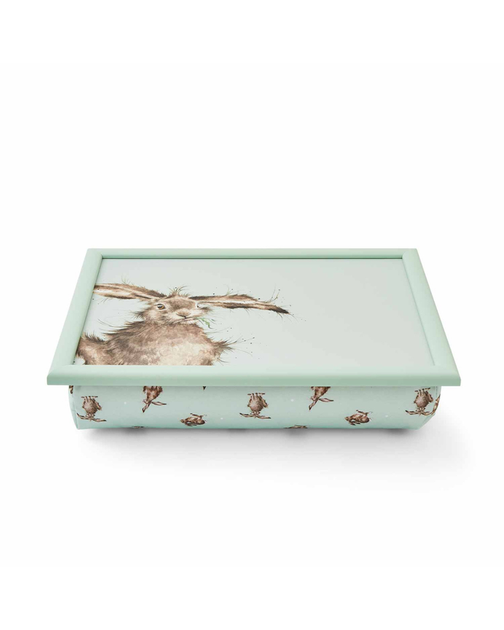 Detailansicht des Hasenmotivs auf dem Knietablett von Wrendale Designs