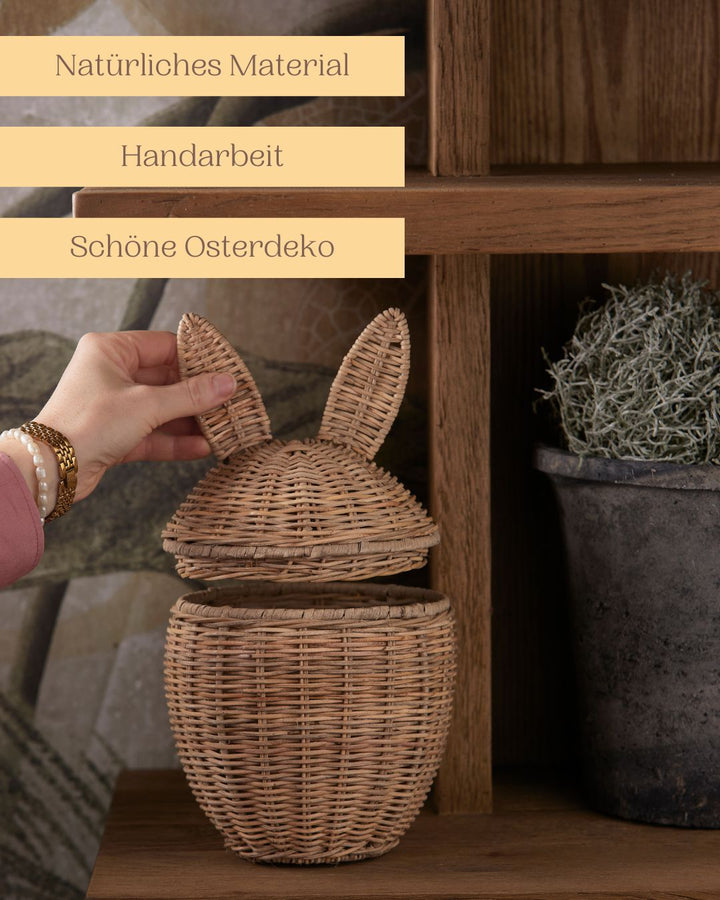 Handgeflochtener Korb mit Hasenohren aus natürlichem Rattan von Rivièra Maison, weshalb er perfekt für eine schöne Osterdeko geeignet ist.