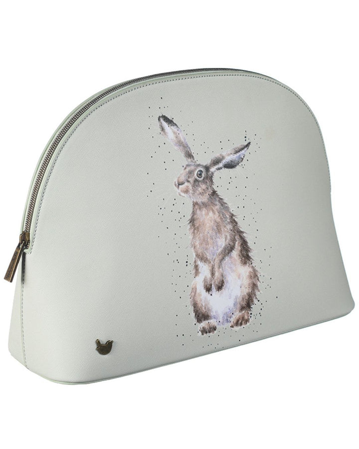 Seitliche Ansicht der Hasen Kosmetik Tasche von Wrendale Designs mit Fokus auf den kleinen Zaunkönig am linken unteren Rand, welcher das Markenlogo ist.