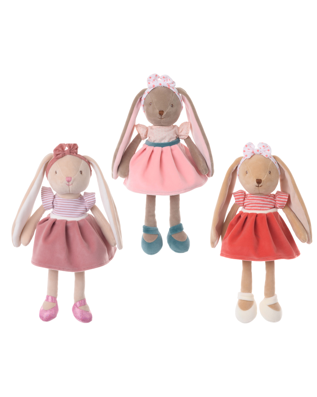 Drei Hasen Kuscheltiere von Bukowski stehen nebeneinander auf weißem Hintergrund. Jeder Hase trägt ein Kleid in altRosa, Rosa oder Rot mit passenden Schuhen und Haarschleifen.