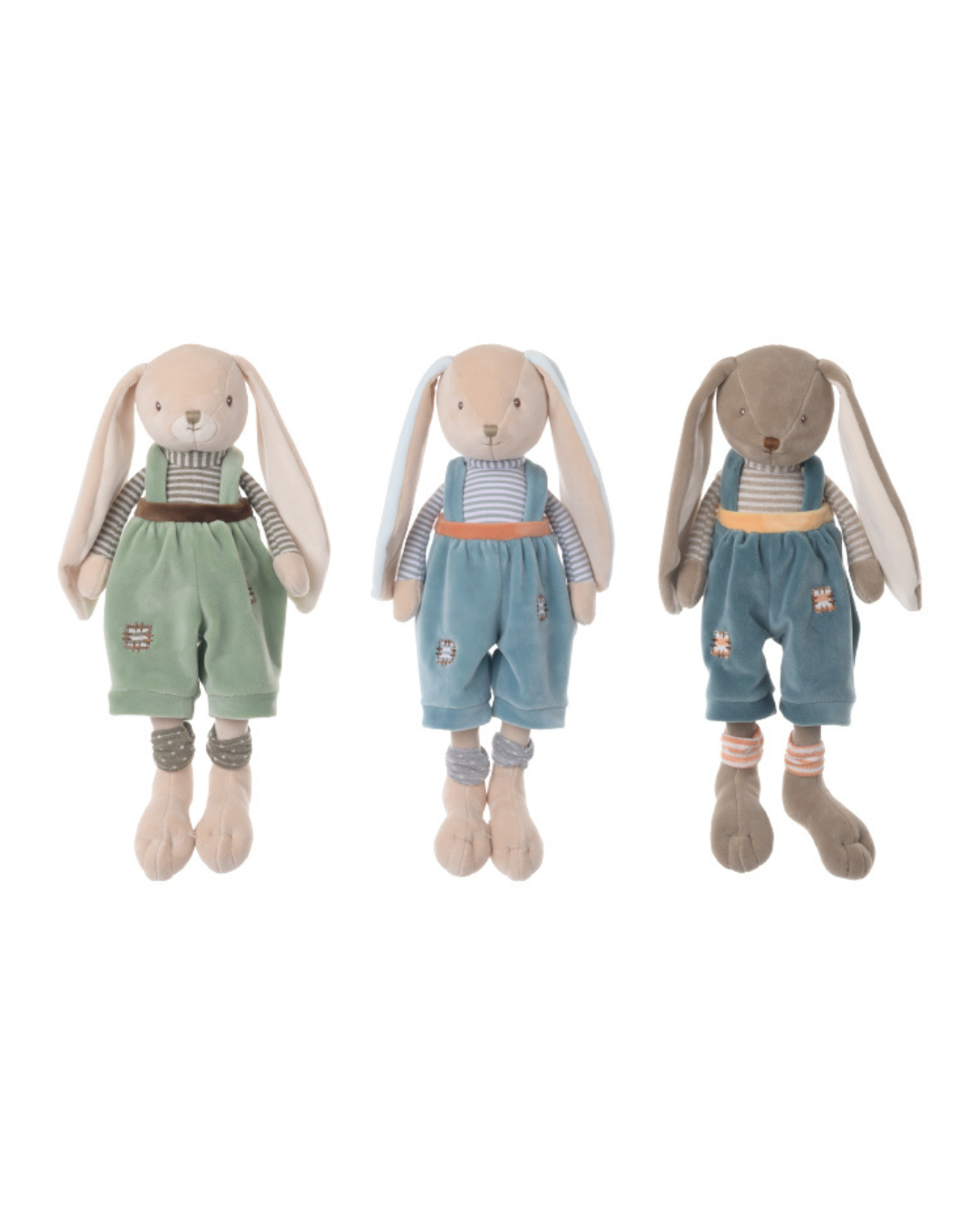 Drei Hasen Kuscheltiere von Bukowski stehen nebeneinander auf weißem Hintergrund. Jeder Hase trägt einen Overall in Mint, Blau oder Grau mit gestreiftem Shirt.