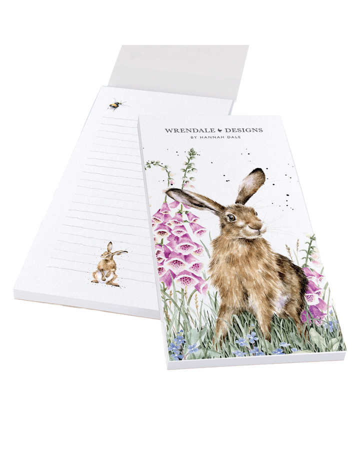 Hasen Notizblock "The WIld Garden" von Wrendale Designs vor weißen Hintergrund. Das Motiv ist ein Hase auf einer Blumenwiese welcher in die Kamera schaut. Die Seiten sind ebenfalls gut erkennbar.