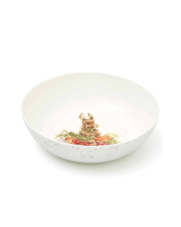 Salatschüssel "Grow your Own" von Wrenddale Designs mit süßen Gemüsehasen Motiv. Die Schüssel liegt auf weißen Hintergund und wurde von der Seite fotografiert.