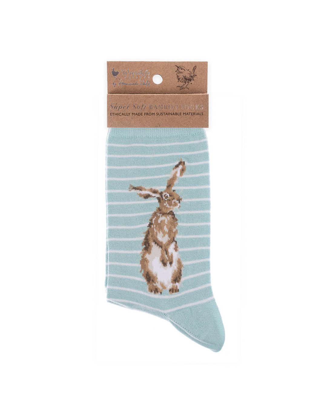 Hellblau gestreifte weiche Hasen Socken aus Bambusviscose von Wrendale Designs mit der braunen Verpackung vor weißem Hintergrund.