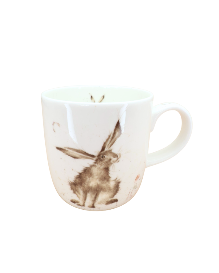 Hasen-Tasse „Hare Day“ von Wrendale Designs, Vorderansicht mit Hasenmotiv auf weißem Porzellan.