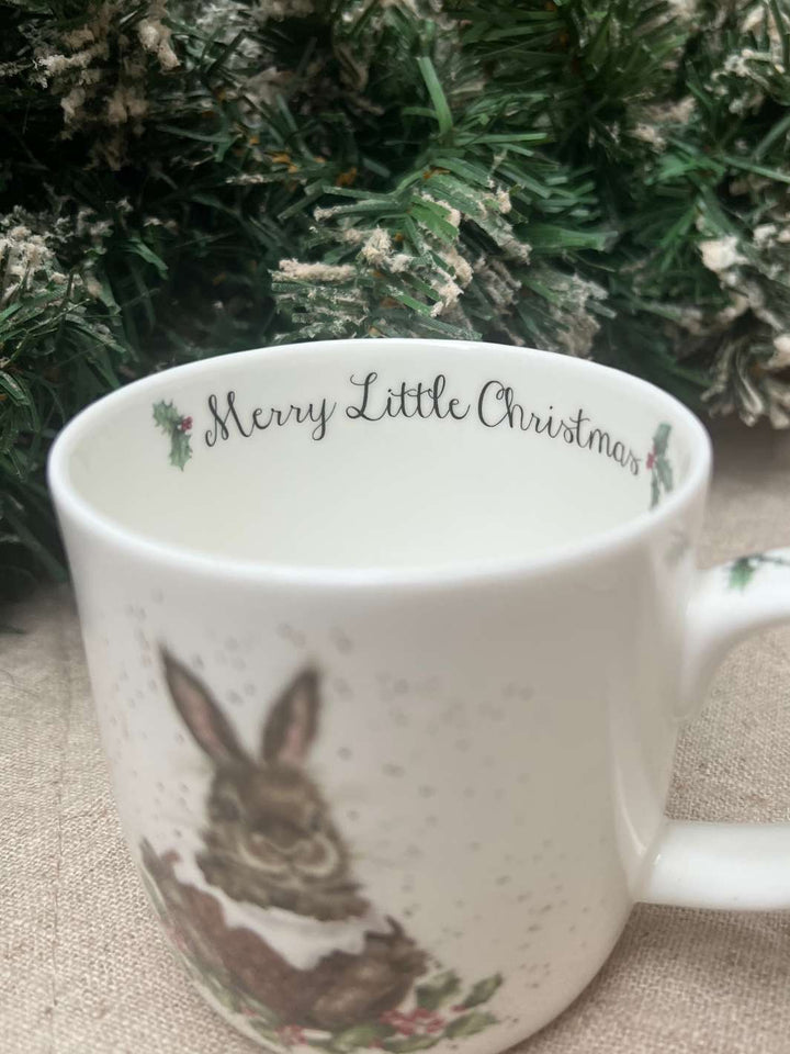 Innenansicht der Hasen Tasse von Wrendale Designs mit der Schrift Merry Little Christmas