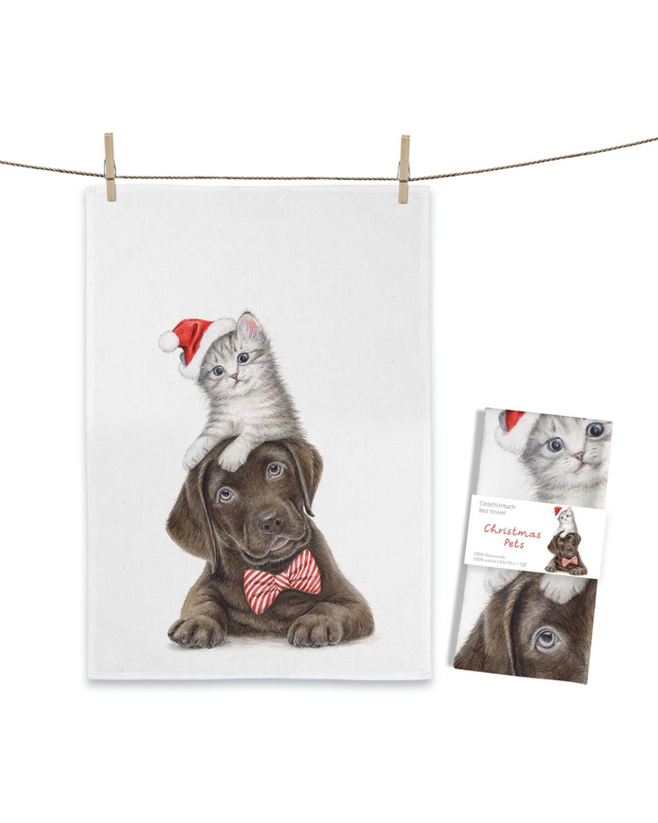 Maluu Geschirrtuch Christmas Pets dekoriert an einer Leine, mit Kätzchen in Weihnachtsmütze und Hund mit roter Schleife vor weißem Hintergrund.