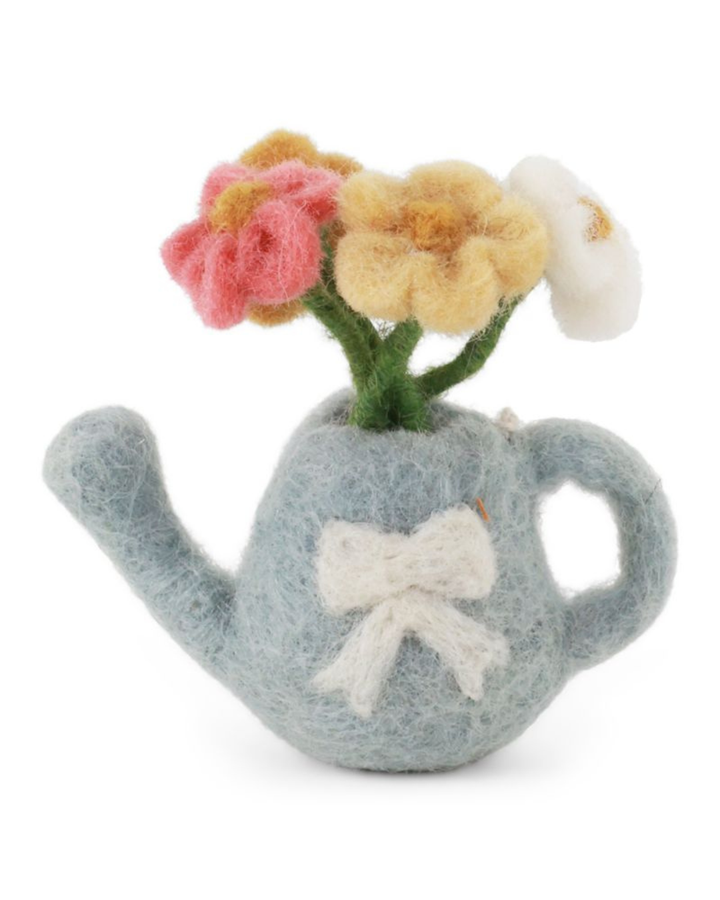 Hellblaue Filz-Gießkanne mit bunten Blumen und Schleife als Anhänger von Gry & Sif.