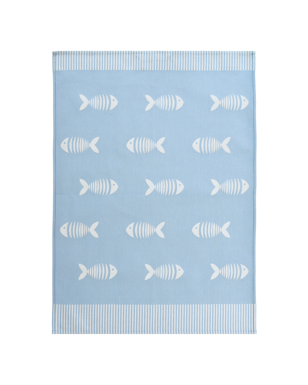 Hellblaues Fisch-Geschirrtuch „Omega“ von Sander aus Baumwolle mit dezentem Fischmuster und gestreiften Randabschlüssen, frontal dargestellt auf weißem Hintergrund.