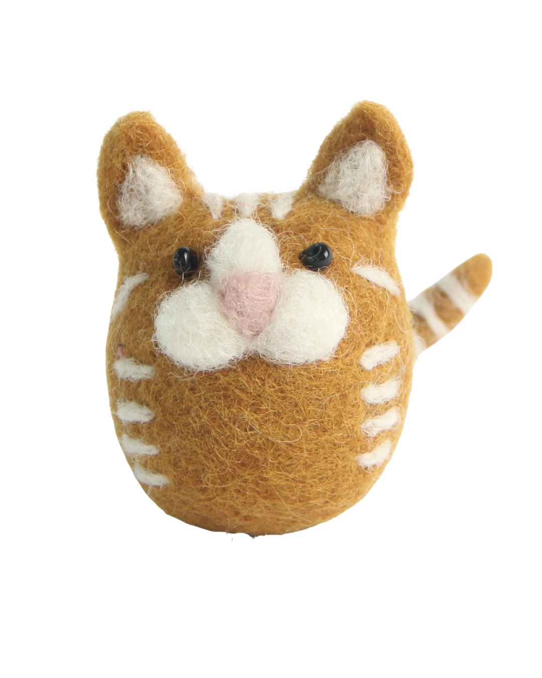 Hellbrauner Katzen-Filzanhänger von Gry & Sif mit weißen Streifen, rosa Nase und kleinem gestreiften Schwanz vor weißem Hintergrund.