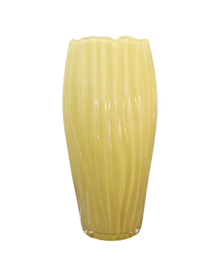 Hellgrüne Blumenvase Besalu von Light & Living auf hellem Hintergrund.