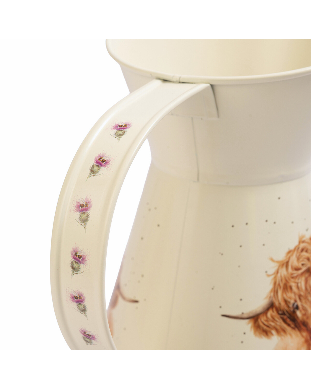Detailansicht des geschwungenen Henkels der Hochland-Kuh Blumenvase „Gentle Giants Flower Jug“ von Wrendale Designs mit feinen floralen Illustrationen.