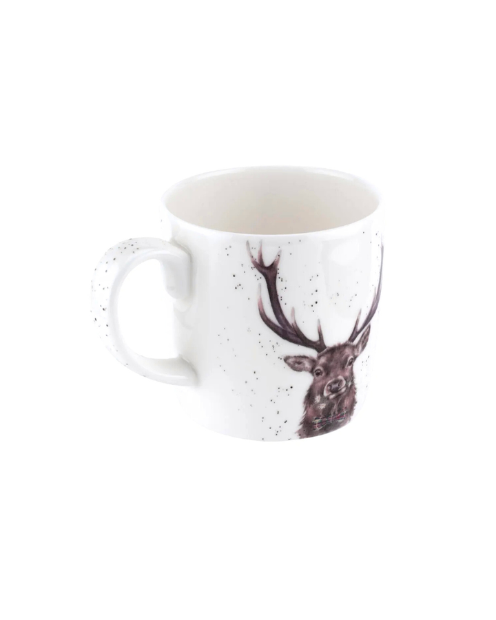 Seitenansicht der großen Hirsch Tasse Dad von Wrendale Designs mit Henkel und Hirschmotiv auf Porzellan