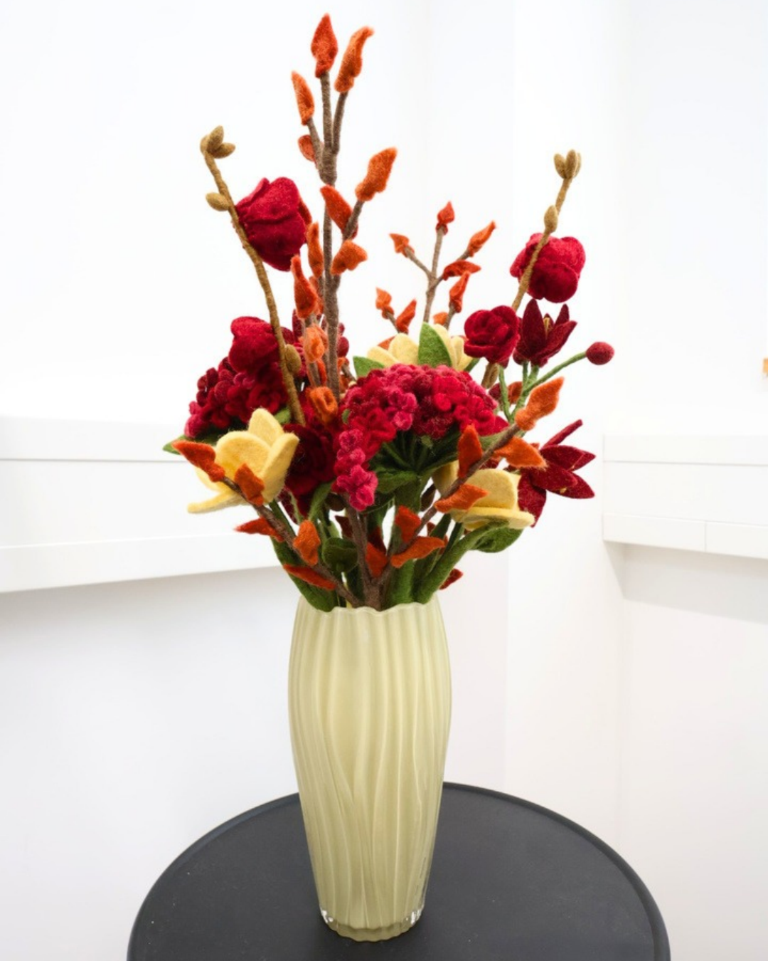 Herbstlicher Blumenstrauß mit Vase