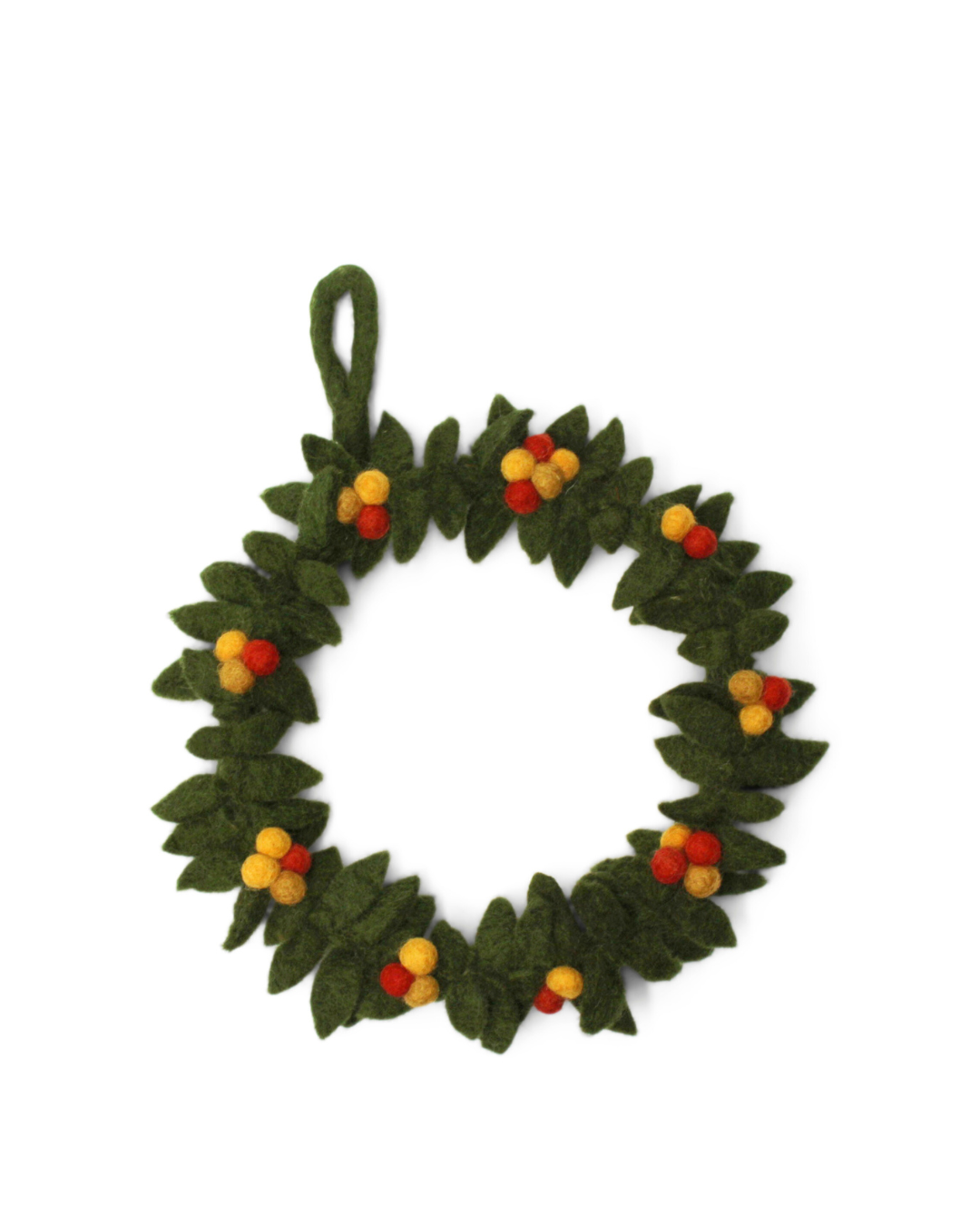Herbstlicher Türkranz aus Filz mit grünen Blättern & bunten Beeren von Gry & Sif vor weißem Hintergrund.