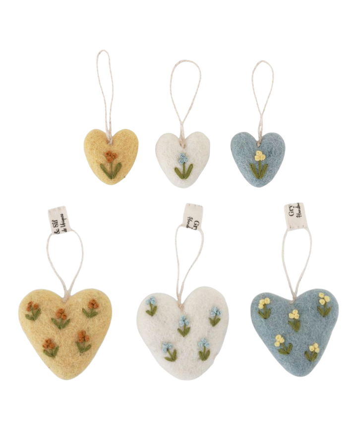 Sechs Filzherzen in unterschiedlichen Größen mit floralen Stickdetails von Gry & Sif, übersichtlich angeordnet
