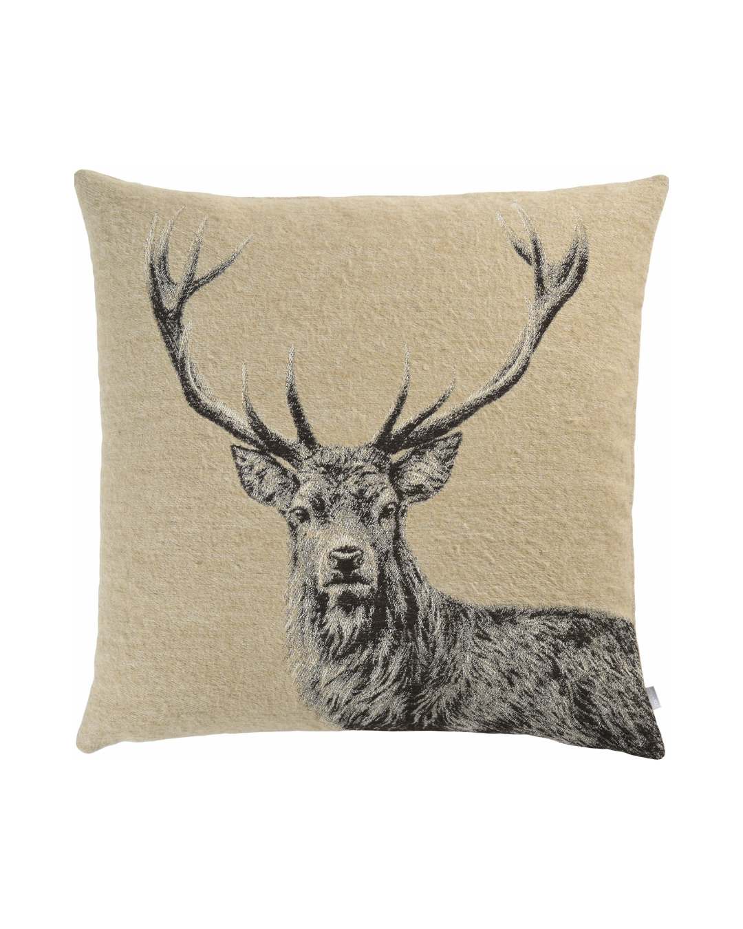 Großes Hirsch Kissen Big Buck von Sander in raffia braun mit gewebtem Hirschmotiv vor weißem Hintergrund.