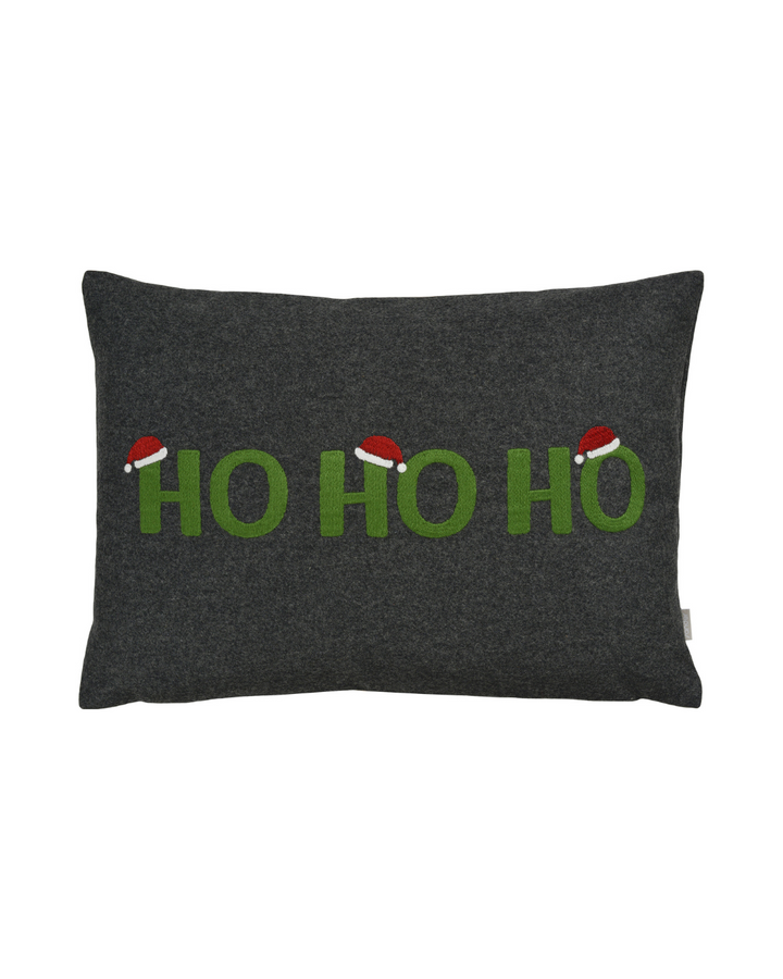 Kissenbezug „Ho Ho Ho“ von Sander in Anthrazit mit grünem Schriftzug und Nikolausmützen.