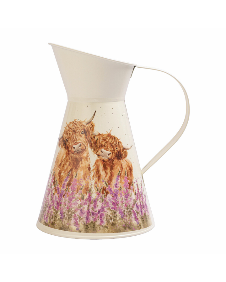 Hochland-Kuh Blumenvase „Gentle Giants Flower Jug“ von Wrendale Designs mit zwei zotteligen Hochlandrindern zwischen violetten Blumen auf hellem Hintergrund.