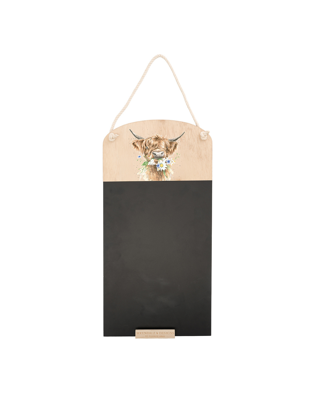 Hochland Kuh Kreidetafel „Daisy Coo“ von Wrendale Designs freigestellt vor weißem Hintergrund, mit schwarzer Schreibfläche, Holzoberteil und Kordel zum Aufhängen.
