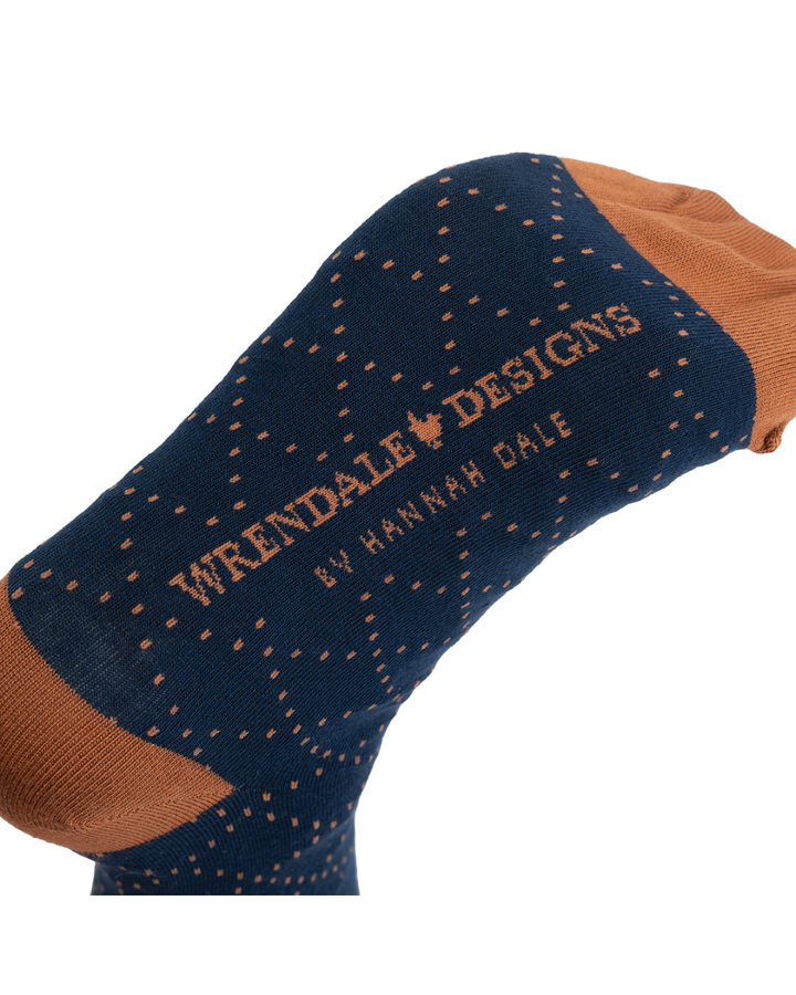 Unterseite der Hochland-Kuh Männersocken „Gordon“ mit Wrendale-Designs-Schriftzu