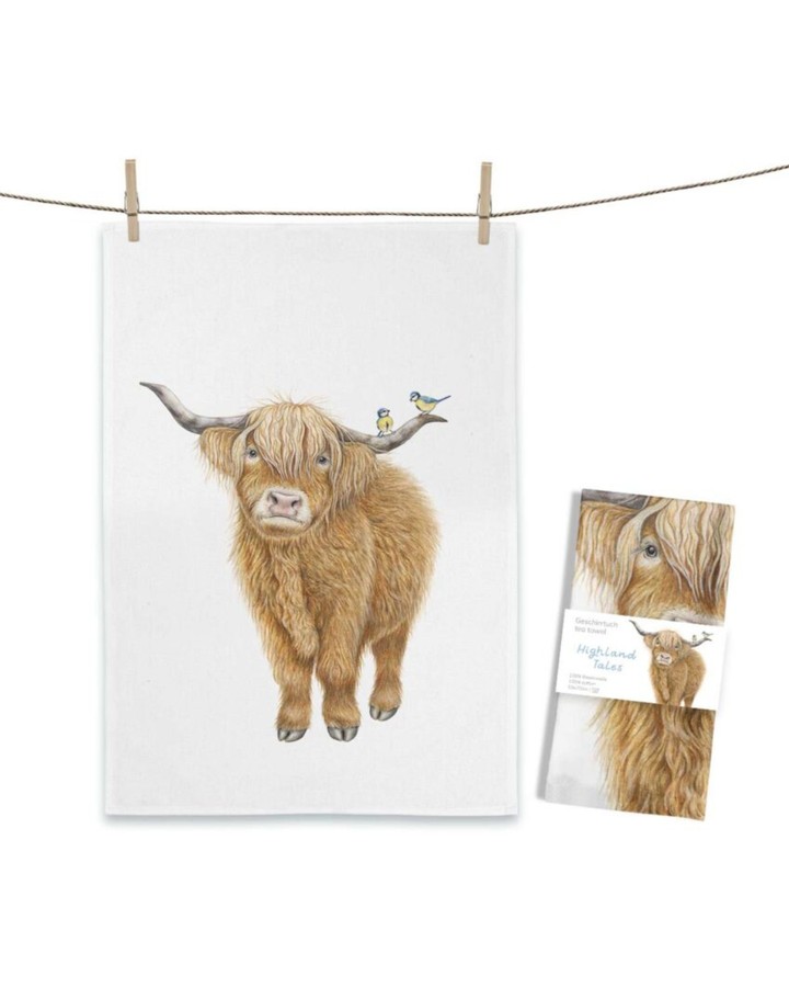 Hochlandkuh Geschirrtuch Highland Tales von Maluu mit zotteliger Kuh und Vögeln auf den Hörnern an Leine aufgehängt
