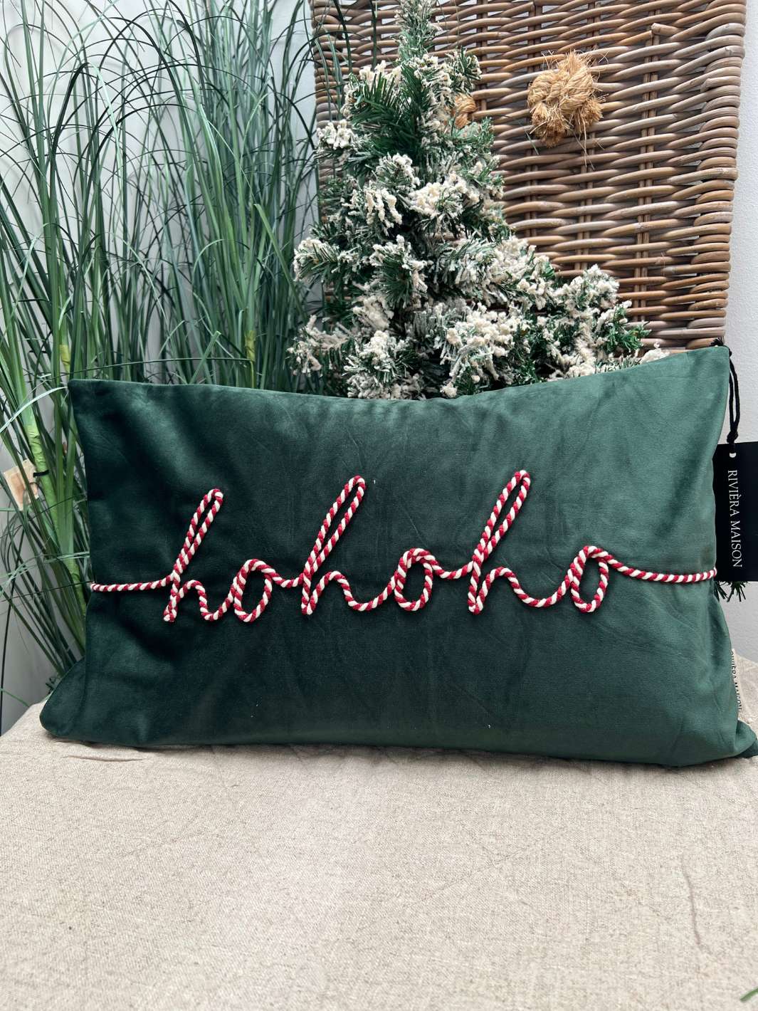 Kissenhülle Hohoho Christmas Pillow Cover aus dunkel grünem Samt von Rivièra Maison
