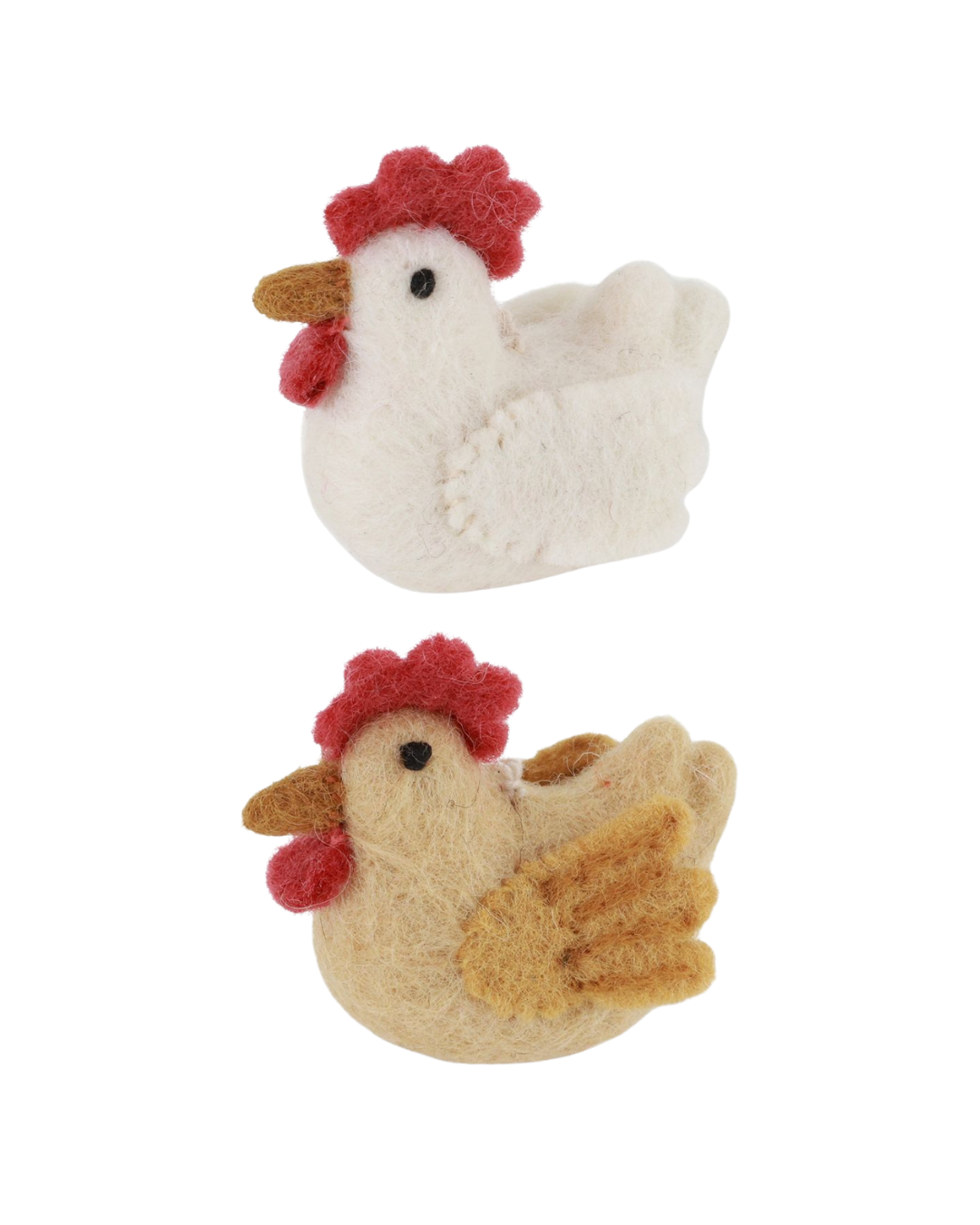 Zwei Filzanhänger-Hühner von Gry & Sif in Weiß und Gelb mit rotem Kamm, nebeneinander freigestellt auf weißem Hintergrund.