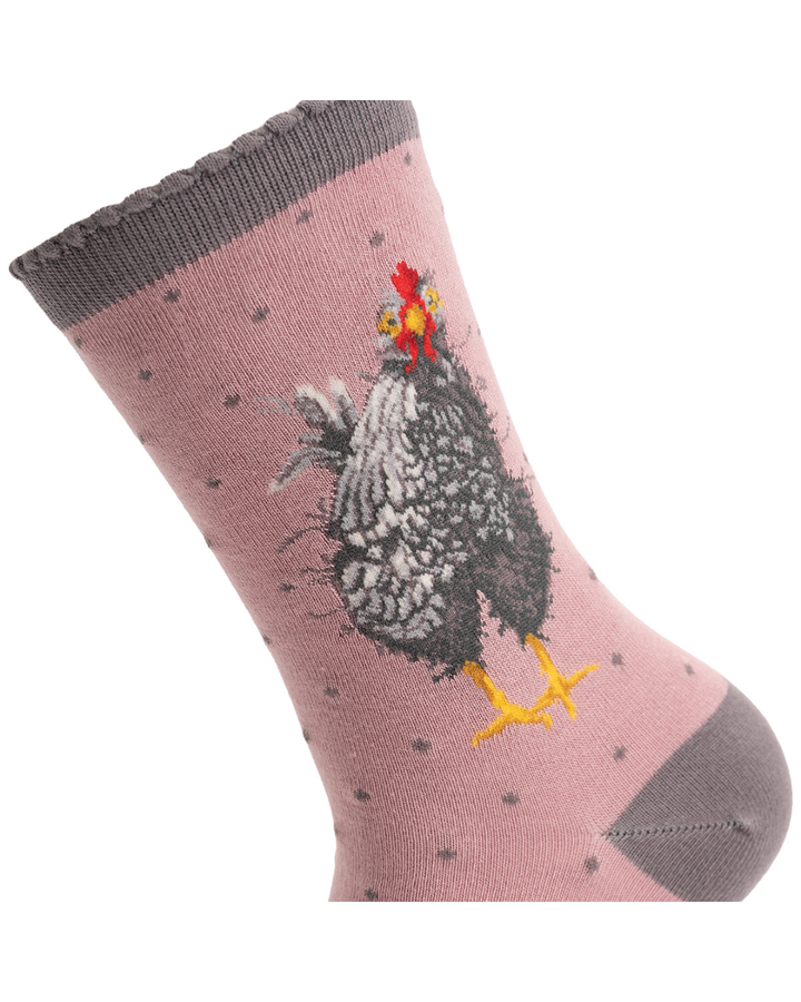 Detailansicht des gestrickten Huhn-Motivs auf den Hühner Socken von Wrendale Designs